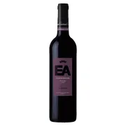 Portugal: EA Alicante-Bouschet 750ml - Região: Alentejo, Portugal| Uva: Alicante Bouschet | Envelhecimento: Pode variar conforme o produtor; normalmente passa por estágio em tanques de inox, podendo envelhecer em barricas de carvalho francês para ganhar complexidade | Teor Alcoólico: 14% a 15% | Harmonização: Carnes vermelhas grelhadas, cordeiro, caça, churrasco, pratos de forno, carnes com molhos intensos, embutidos e queijos curados.