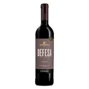 Portugal: Defesa Tinto 750ml - Região: Alentejo, Portugal| Uva: Aragonez, Trincadeira, Touriga Nacional e Syrah | Envelhecimento: Estágio em cubas de inox e parte em madeira (carvalho), com amadurecimento em garrafa antes da comercialização | Teor Alcoólico: 14% | Harmonização: Carnes vermelhas grelhadas, churrasco, cordeiro, massas com molhos intensos, risotos de carne, embutidos e queijos curados.