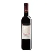 Portugal: Vinha Grande Douro Tinto 750ml - Região: Douro DOC, Portugal | Uva: Touriga Nacional, Touriga Franca, Tinta Roriz e Tinta Barroca | Envelhecimento: Estágio em barricas de carvalho francês e americano por aproximadamente 12 meses, seguido de amadurecimento em garrafa | Teor Alcoólico: 14% | Harmonização: Carnes vermelhas grelhadas, cordeiro, caça, churrasco, pratos de forno, massas com molhos encorpados, risotos e queijos curados.