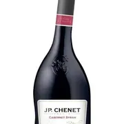 França: JP.Chenet Cabernet|Syrah - Região: França (Vin de France) | Uva: Cabernet Sauvignon e Syrah | Envelhecimento: Sem passagem por madeira; amadurecimento em cubas de inox para preservar os aromas de frutas vermelhas e especiarias | Teor Alcoólico: 12,5% | Harmonização: Carnes grelhadas, hambúrgueres, churrasco, massas com molho de tomate, pizzas, embutidos e queijos de média cura.