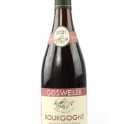 França: Geisweiler Bourgogne Pinot Noir - Região: Borgonha, França | Uva: Pinot Noir| Envelhecimento: Estágio em cubas de inox e/ou breve passagem por barricas de carvalho, com amadurecimento em garrafa | Teor Alcoólico: 12,5% a 13% | Harmonização: Coq au vin, aves assadas, pato, salmão, carnes suínas, cogumelos, risotos e queijos de média cura.