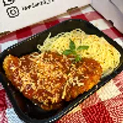 Pratos Principais: Filé de Frango à Parmegiana - Filé empanado, coberto com molho de tomate artesanal e muçarela gratinada, acompanhado de uma massa da casa. Um clássico irresistível preparado com ingredientes selecionados.