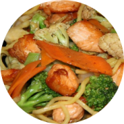 Yakissoba: Salmão - Macarrão ao Molho Especial com Legumes e Salmão