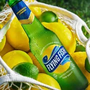 Cervejas (Unidade): Flying Fish Long Neck - A Flying Fish (especificamente a versão Pressed Lemon) é uma cerveja saborizada do tipo fruit beer com toque de limão-siciliano. Ela possui 4,5% de teor alcoólico, baixo amargor e um perfil adocicado e refrescante que lembra uma mistura de lager com soda cítrica.