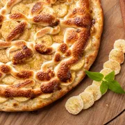 Tradicionais: BANANA NEVADA - Pizza Grande (Ingredientes: Açúcar, Banana, Canela em Pó, Chocolate Branco, Mussarela)