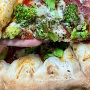 Especiais: Pepperoni com Brócolis e Alho e Óleo - Pizza Familia (Ingredientes: Molho, Mussarela, Pepperoni, Brócolis, Molho alho e óleo)
