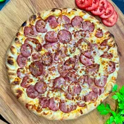 Tradicionais: Calabresa - Pizza Familia (Ingredientes: Molho, Mussarela, Calabresa, Orégano)