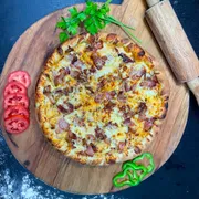 Tradicionais: Bacon - Pizza Familia (Ingredientes: Molho, Mussarela, Bacon, Orégano)