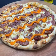 Especiais: Calabresa Quatro Queijos - Pizza Familia (Ingredientes: Molho, Mussarela, Calabresa, Mistura quatro queijos, Orégano)