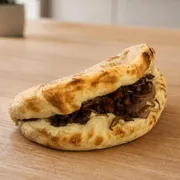 Panuozzo: Panuozzo de Calabresa Acebolada com Geleia de Abacaxi - Nossa massa de longa fermentação, assada em alta temperatura, recheada com, calabresa na cebola caramelizada na medida certa e finalizada com uma exclusiva geleia de abacaxi. Uma combinação perfeita entre o sabor marcante da calabresa, a doçura suave da cebola e o toque agridoce da fruta, criando um equilíbrio surpreendente a cada mordida.