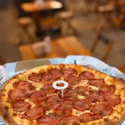 Tradicionais: Calabresa - Pizza Grande (Ingredientes: Calabresa Fatiada, Cebola, Molho de Tomate, Muçarela, Orégano)