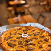 Tradicionais: Filé Cheddar - Pizza Grande (Ingredientes: Cheddar cremoso, Filé bovino em tiras, Molho de Tomate, Muçarela, Orégano)
