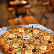 Tradicionais: Portuguesa - Pizza Grande (Ingredientes: Azeitonas, Cebola, Molho de Tomate, Muçarela, Orégano, Ovos, Pimentão, Presunto, Tomate)
