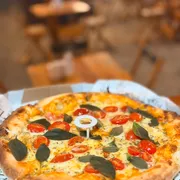 Tradicionais: Marguerita - Pizza Grande (Ingredientes: Manjericão Fresco, Molho de Tomate, Muçarela, Orégano, Tomate em rodelas)