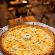 Tradicionais: Quatro Queijos - Pizza Grande (Ingredientes: Catupiry, Muçarela, Parmesão, Provolone)