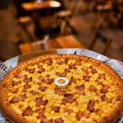 Tradicionais: Corn Bacon - Pizza Grande (Ingredientes: Bacon, Milho, Molho de tomate artesanal, Muçarela)