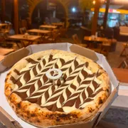 Doces: Dois Amores - Pizza Grande (Ingredientes: Chocolate ao Leite, Chocolate Branco, Creme de Leite)