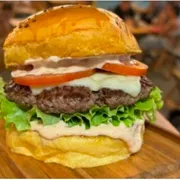 Hamburguer: Clássico da casa - Hamburguer (Ingredientes: Alface, Hambúrguer de costela 150g, Molho especial da casa, Pão artesanal, Queijo muçarela, Tomate)