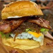 Hamburguer: Arena burger (assinatura da casa) - Hamburguer (Ingredientes: Bacon crocante, Cebola caramelizada, Hambúrguer 150g (blend de costela), Molho especial arena, Pão de brioche artesanal, Queijo muçarela)