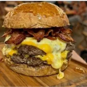 Hamburguer: Cheddar bacon - Hamburguer (Ingredientes: Bacon crocante, Cheddar cremoso, Hambúrguer 150g (blend de costela), Pão artesanal, Queijo muçarela)
