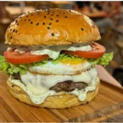 Hamburguer: Egg burguer - Hamburguer (Ingredientes: Alface, Hambúrguer 150g, Maionese de ervas finas, Ovo, Pão artesanal de brioche, Queijo, Tomate)