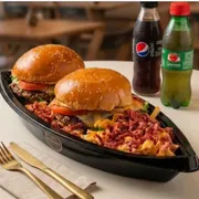 Barcas: Super Barca Clássicos - Barcas (Ingredientes: 2 Hambúrgueres clássicos, 2 Refrigerantes 200ml (Guaraná ou Pepsi), Bacon, Batatinha, Cheddar)