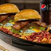 Barcas: Super Barca Arena - Barcas (Ingredientes: 2 Arena burguer, 2 Refrigerantes 200ml (Guaraná ou Pepsi), Bacon, Batatinha, Cheddar)