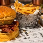 Hamburguer: Honey Bacon Grill - Hamburguer (Ingredientes: Abacaxi Grelhado, Bacon crocante, Hambúrguer Bovino, Maionese da Casa, Mel, Pão de brioche artesanal, Queijo)