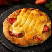 Doces: Esfiha Morango Nevado - Massa de esfiha com fubá, queijo mussarela, morangos e chocolate branco flambado.