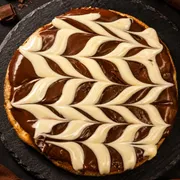 Doces: Esfiha Dois Amores - Massa de esfiha com fubá, chocolate ao leite e chocolate branco.