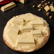 Doces: Esfiha Kit Kat branco com chocolate branco - Massa de esfiha com fubá, chocolate branco e Kit Kat Branco