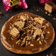 Doces: Esfiha Sonho de Valsa com chocolate preto - Massa de esfiha com fubá, chocolateao leite e Sonho de Valsa.