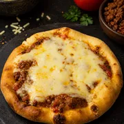 Esfihas salgadas: Esfiha Bolonhesa sem cebola - queijo mussarela e carne moida ao molho vermelho.