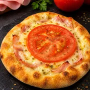 Esfihas salgadas: Esfiha Presunto com tomate - Massa de esfiha com fubá, queijo mussarela, presunto e tomate fatiado.