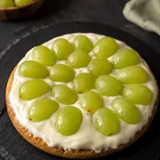 Doces: Esfiha Uva Verde Choco Branco - Massa de esfiha com fubá, chocolate branco e uva verde