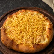 Esfihas salgadas: Esfiha Strogonoff de Frango - Massa de esfiha com fubá, queijo mussarela, strogonoff de frango e batata palha.