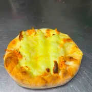 Esfihas salgadas: Esfiha Frango - Massa de esfiha com fubá, queijo mussarela e frango desfiado.
