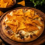 Esfihas salgadas: Esfiha Strogonoff de Carne c/ Doritos - Massa de esfiha com fubá, queijo mussarela, carne strogonoff e Doritos.