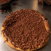 Doces: Esfiha Brigadeiro - Massa de esfiha com fubá, chocolate ao leite com granulado.