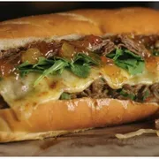 Baguetes: Baguete de File de gado com Geleia Artesanal - Hamburguer (Ingredientes: File de Gado, Geleia de morango com abacaxi, Queijo muçarela, Rucula)