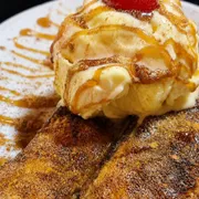 Sobremesa: Banana caramelada - Banana ao forno com canela e açucar cristal, acompanhada de uma bola de sorvete de creme
