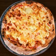 Clássicas: 01 - 4 Queijos - Pizza Grande (8 Fatias 35cm) (Ingredientes: Catupiry, Molho de Tomate Italiano, Muçarela, Orégano, Parmesão, Provolone)