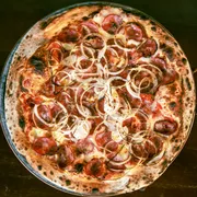 Clássicas: 06 - Calabresa - Pizza Grande (8 Fatias 35cm) (Ingredientes: Calabresa, Cebola, Molho de Tomate Italiano, Muçarela, Orégano)