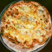 Clássicas: 02 - 5 Queijos - Pizza Grande (8 Fatias 35cm) (Ingredientes: Catupiry, Gorgonzola, Molho de Tomate Italiano, Muçarela, Orégano, Parmesão, Provolone)