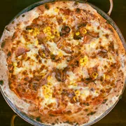 Clássicas: 10 - Corn & Bacon - Pizza Grande (8 Fatias 35cm) (Ingredientes: Bacon, Milho, Molho de Tomate Italiano, Muçarela, Orégano)