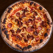 Clássicas: 08 - Carioca - Pizza Grande (8 Fatias 35cm) (Ingredientes: Bacon, Calabresa, Molho de Tomate Italiano, Muçarela, Orégano)
