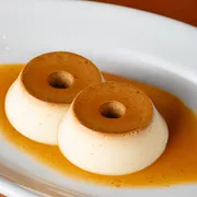Sobremesa: 2 Pudins de leite - Pudim cremoso, delicado e preparado com leite condensado artesanal para entregar uma experiência que surpreende a cada colherada. 125g
