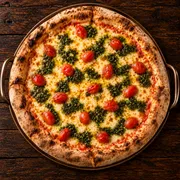 Italianinhas: 22 - Piace - Pizza Grande (8 Fatias 35cm) (Ingredientes: Molho de tomate pelati italiani, Molho pesto genovese, Muçarela, Orégano, Parmesão, Tomate cereja)