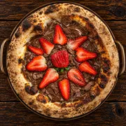 Doces: 57 - Sensacao - Pizza Grande (8 Fatias 35cm) (Ingredientes: Cobertura de Chocolate ao leite, Morango, Raspas de chocolate ao leite)