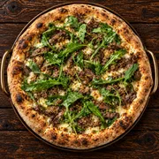 Com Carne: 33 - Maminha na Mostarda - Pizza Grande (8 Fatias 35cm) (Ingredientes: Maminha na mostarda, Molho de Tomate Italiano, Muçarela, Orégano, Rúcula)